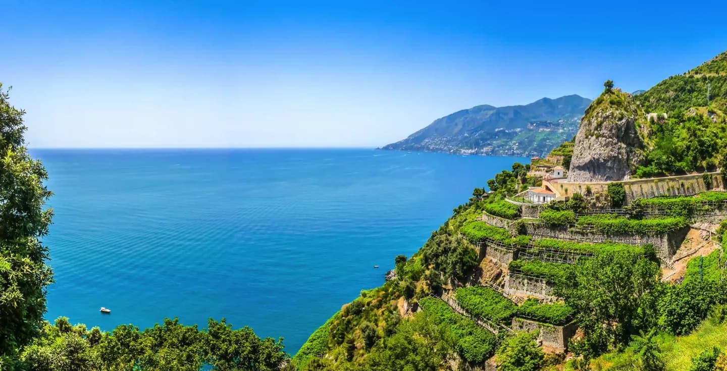 Amalfi's Setting and Seasons
