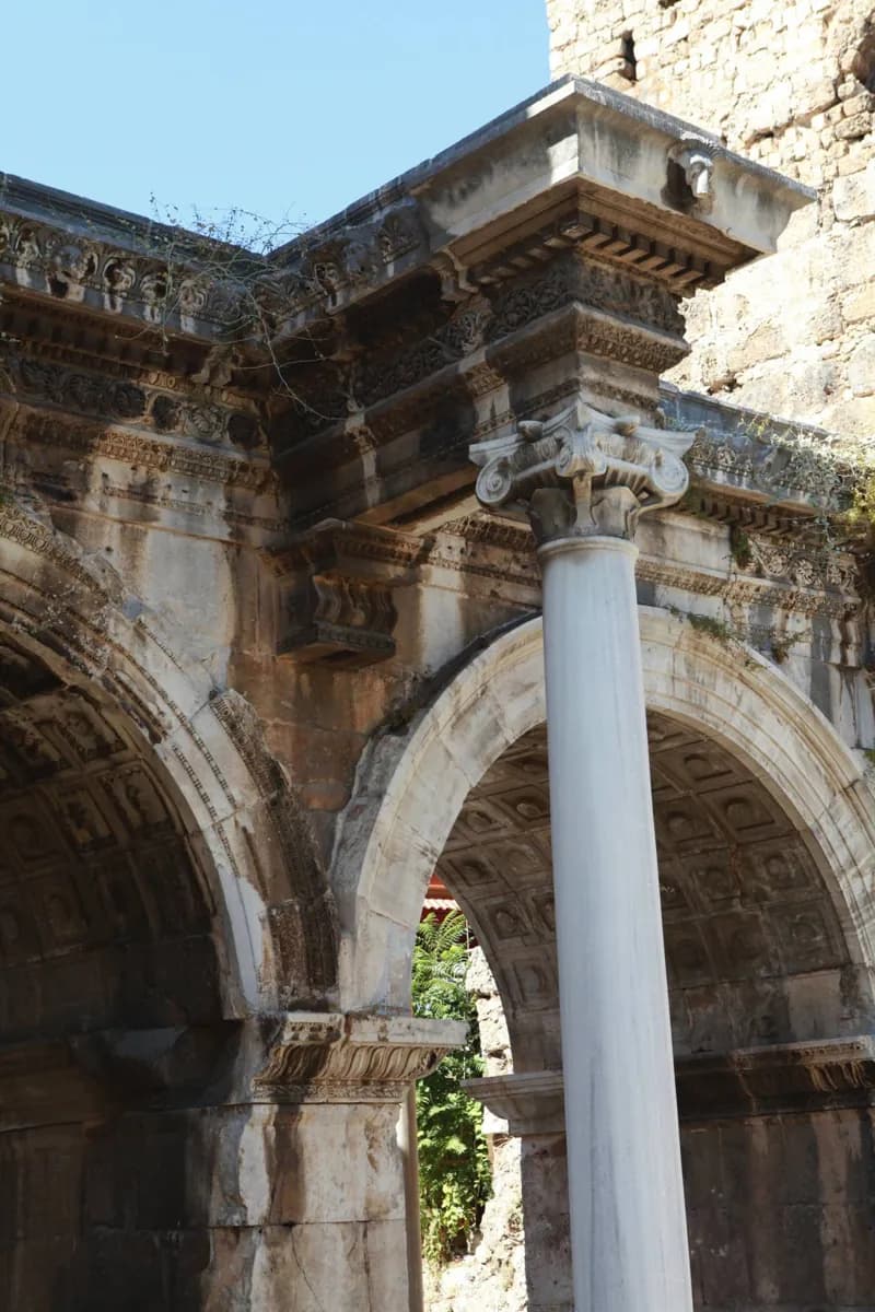 Puerta de Adriano · 2