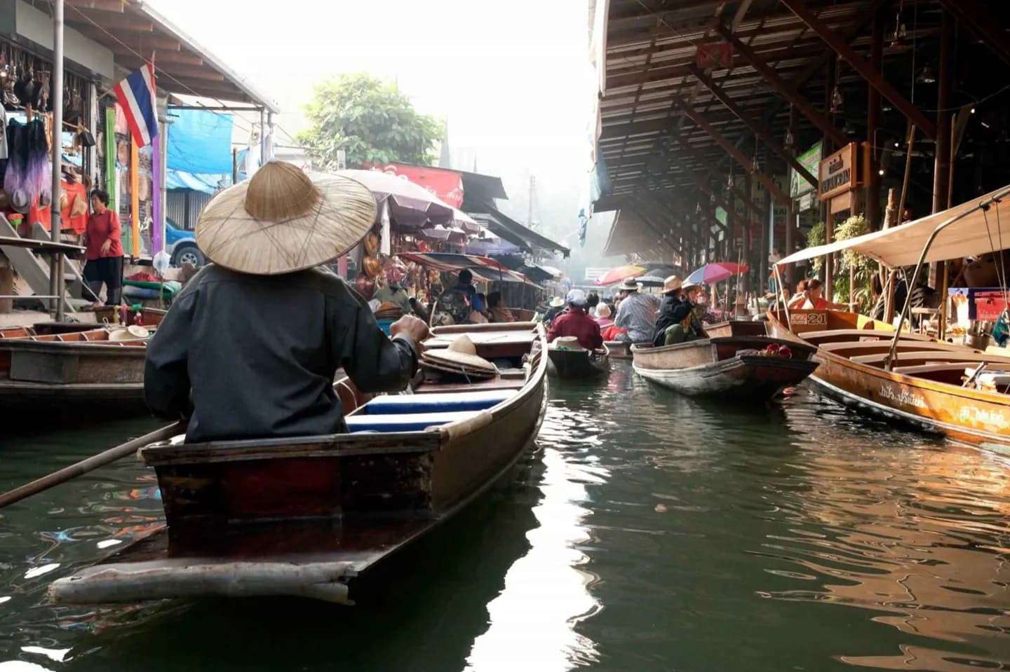 Mit Booten in Bangkok