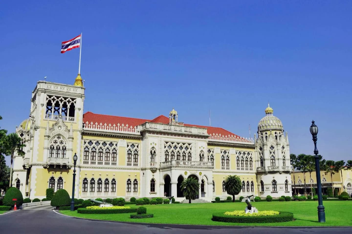 Government and commerce in Bangkok · 2