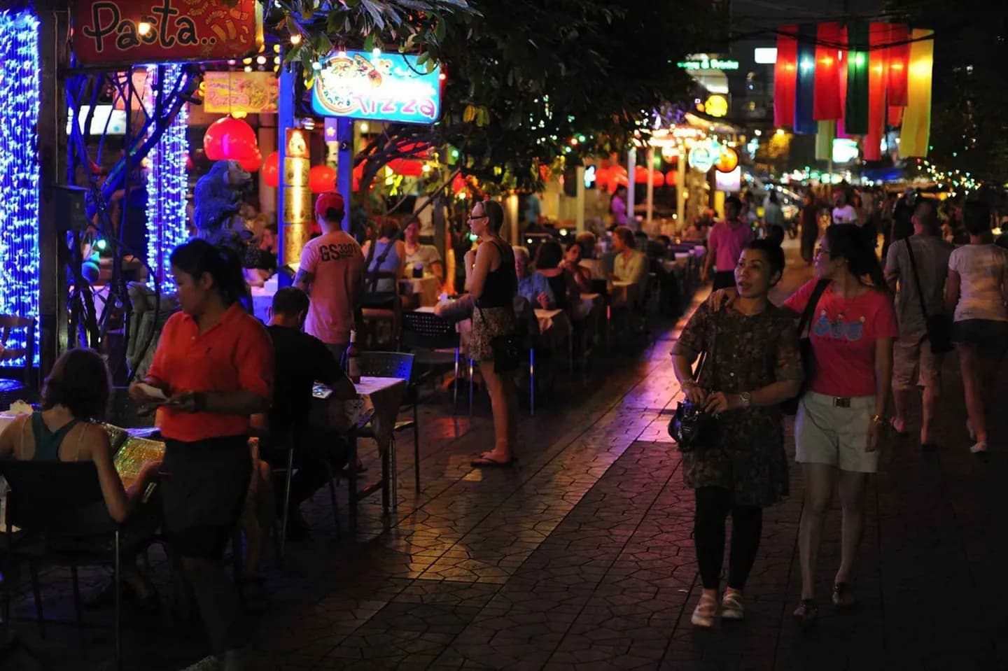 Vida noturna LGBTQ+ em Bangkok