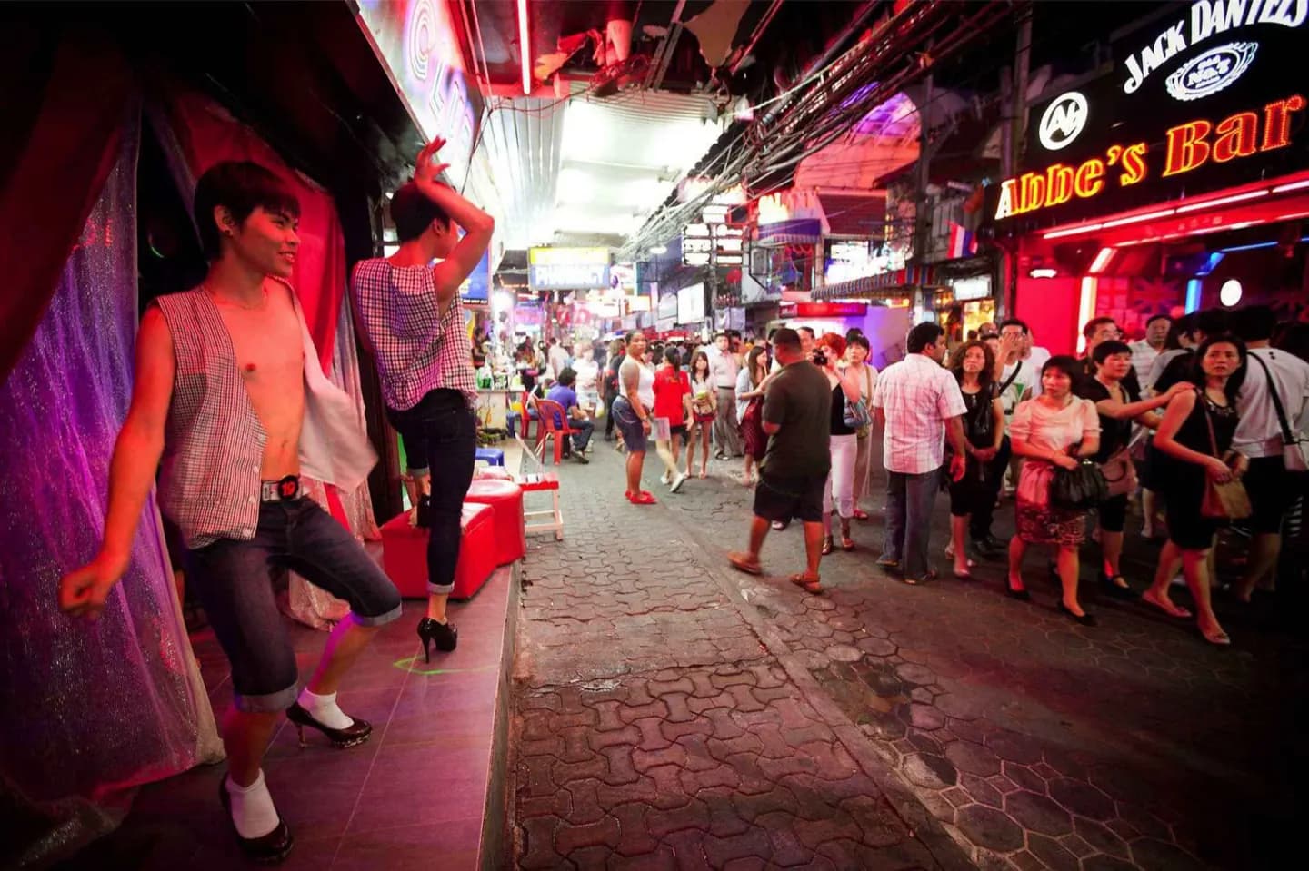 Vida noturna LGBTQ+ em Bangkok · 2