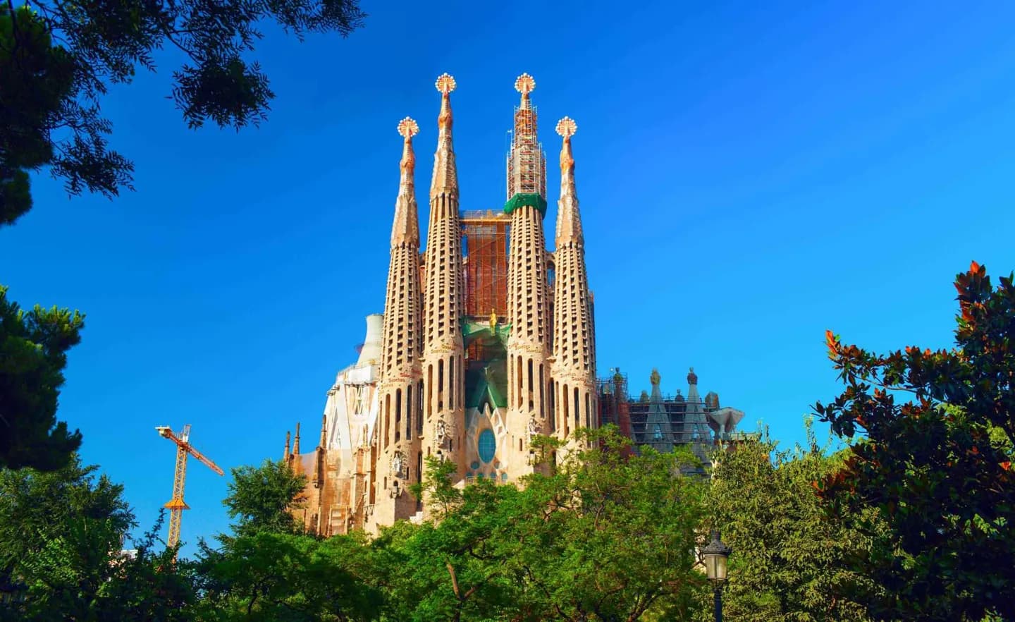 Lire Barcelone À Travers Ses Monuments · 2