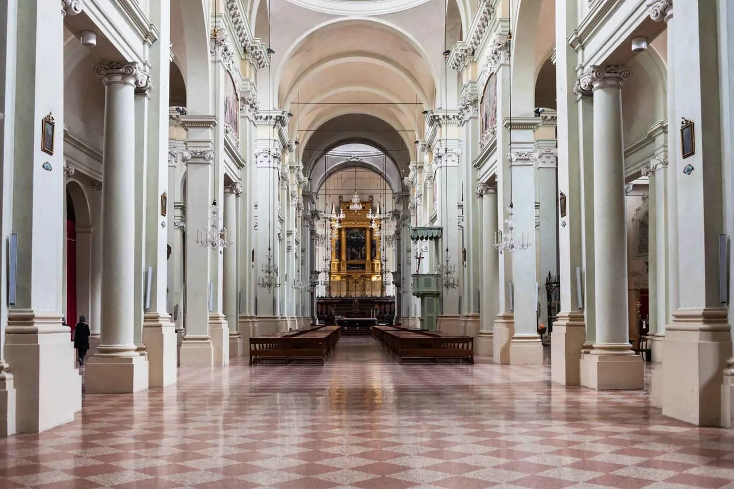 Im Inneren der Basilika von San Domenico · 2