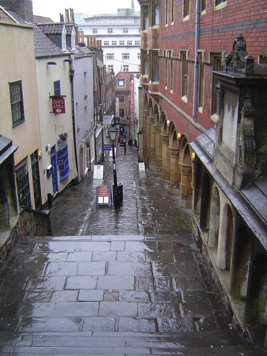 Wo kann man die Märkte in Bristol durchsuchen?