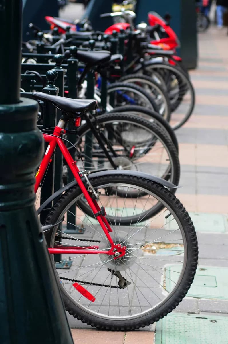 Faire du vélo sur les sentiers fluviaux de Calgary · 2