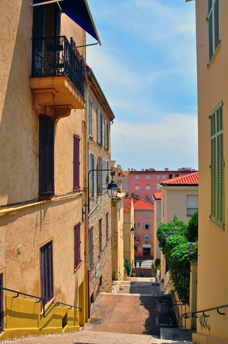 Das Stadtbild von Cannes lesen · 2