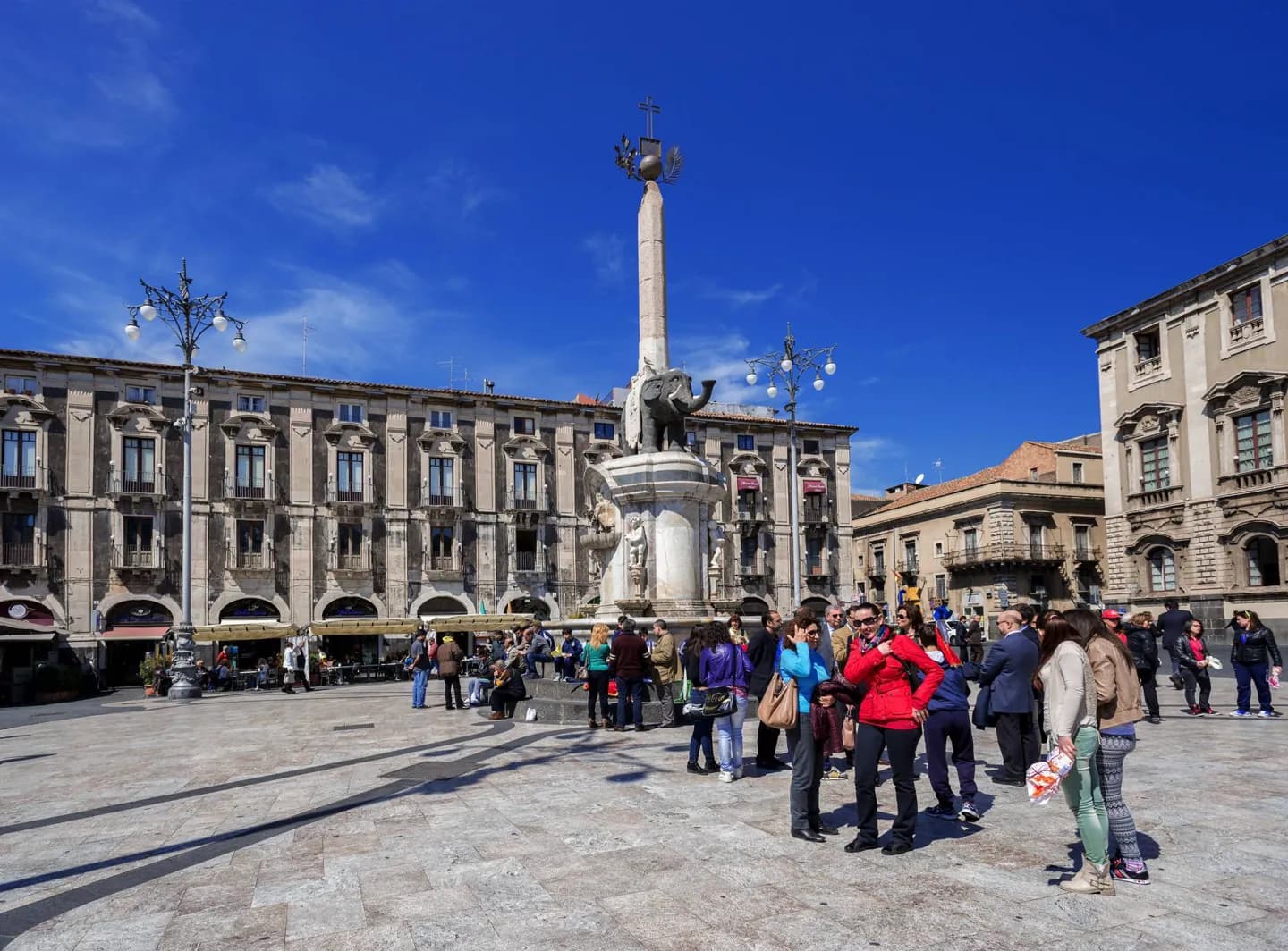 Lesen Sie die wichtigsten Sehenswürdigkeiten von Catania · 2