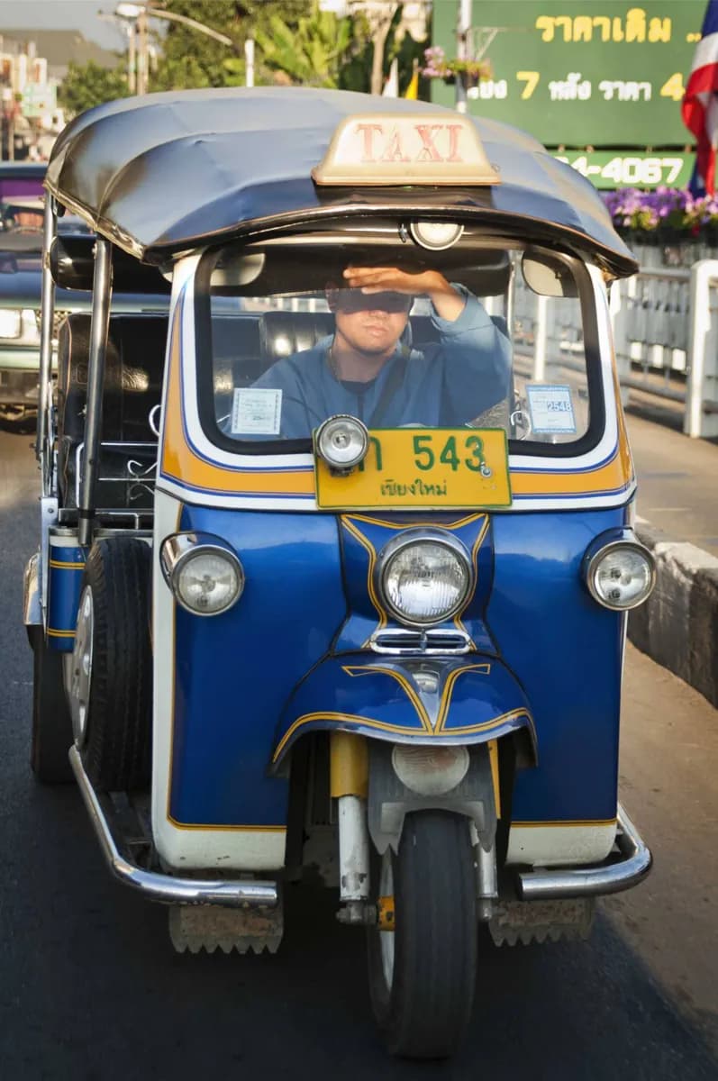 Tomando un tuk-tuk en Chiang Mai · 2