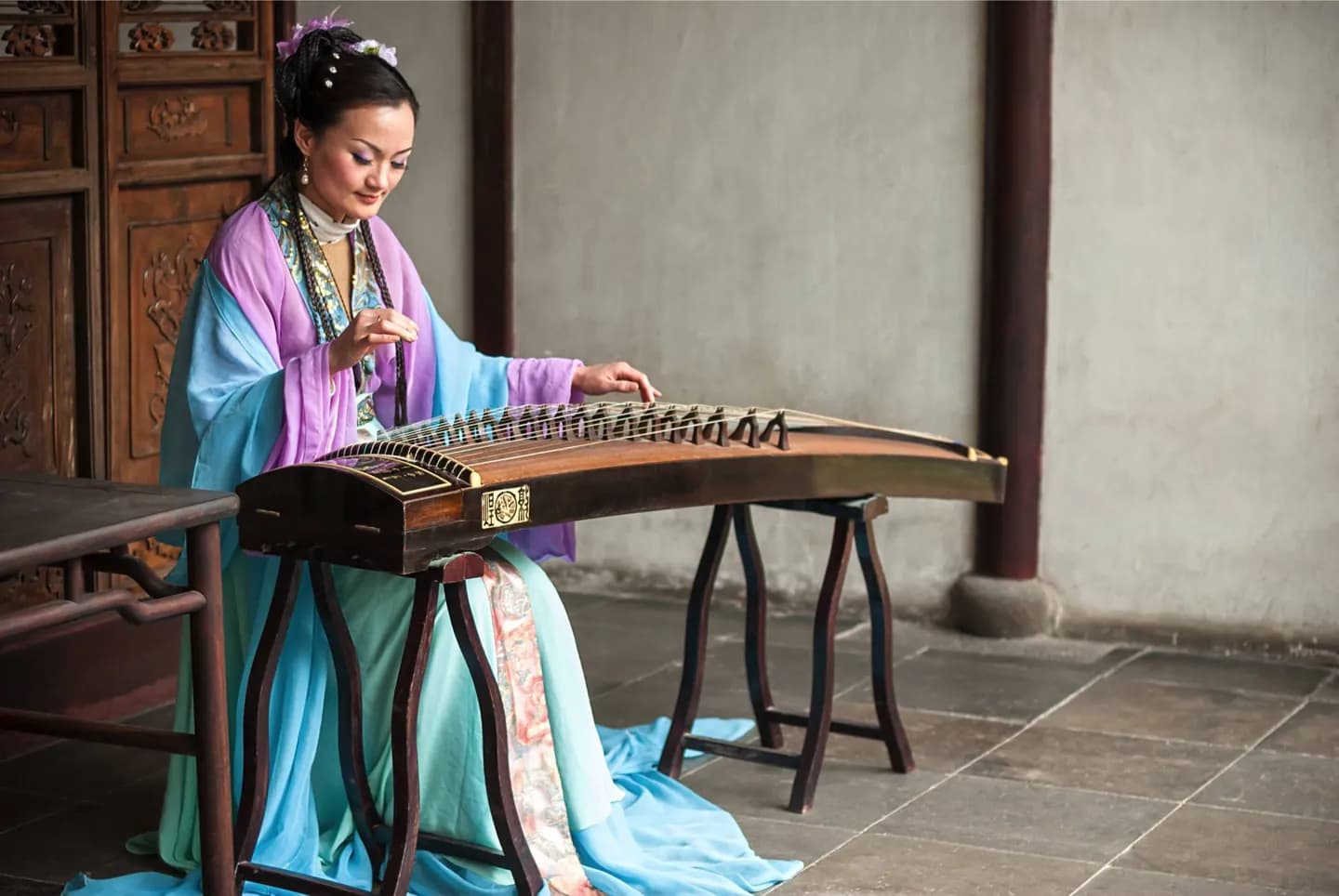 Ouvindo música e dança chinesas