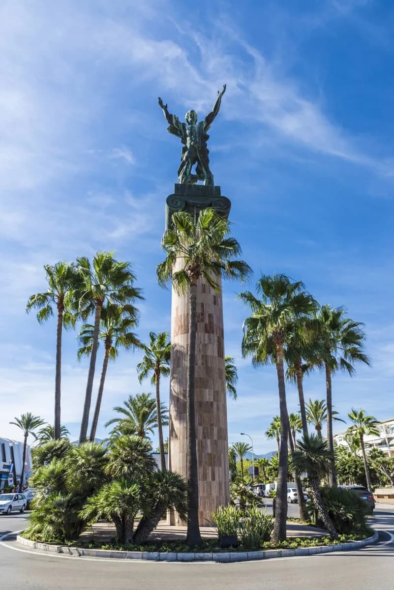 A cidade velha de Marbella e os marcos costeiros · 2
