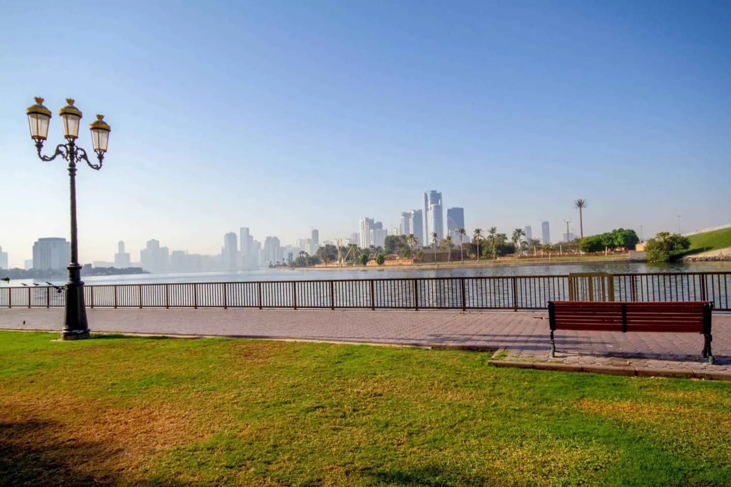 Frente al mar de Deira Corniche · 2