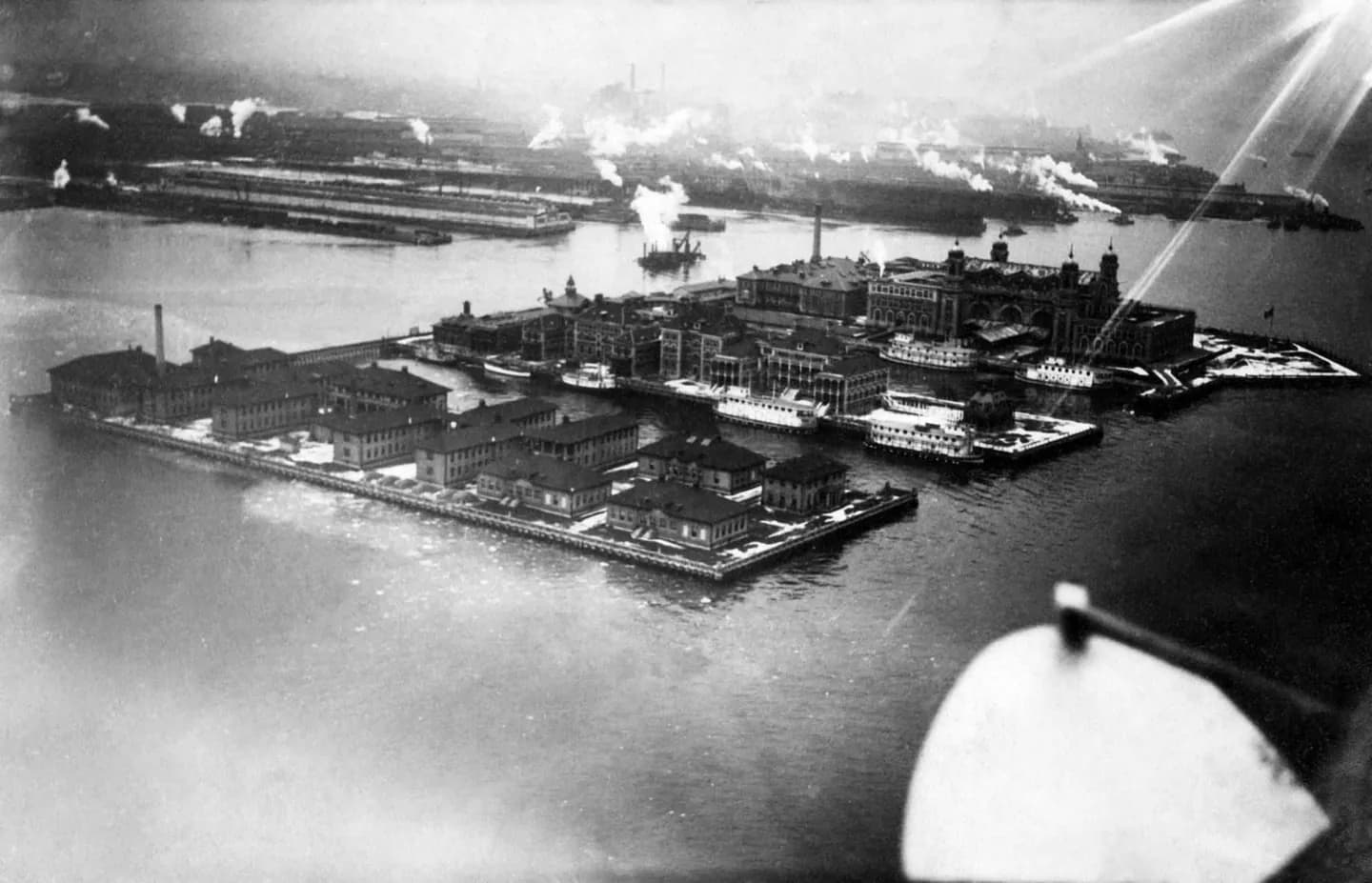 Cómo cambiaron las leyes de inmigración en Ellis Island · 2