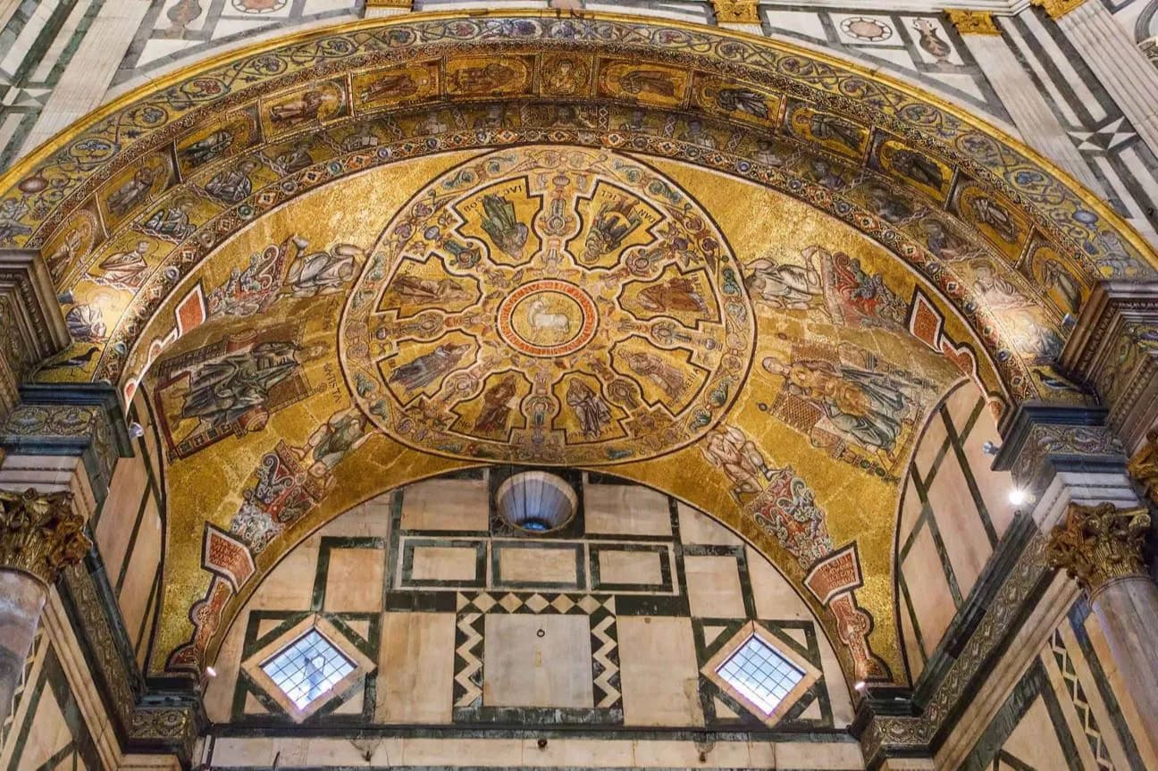 Im Inneren des Florentiner Baptisteriums
