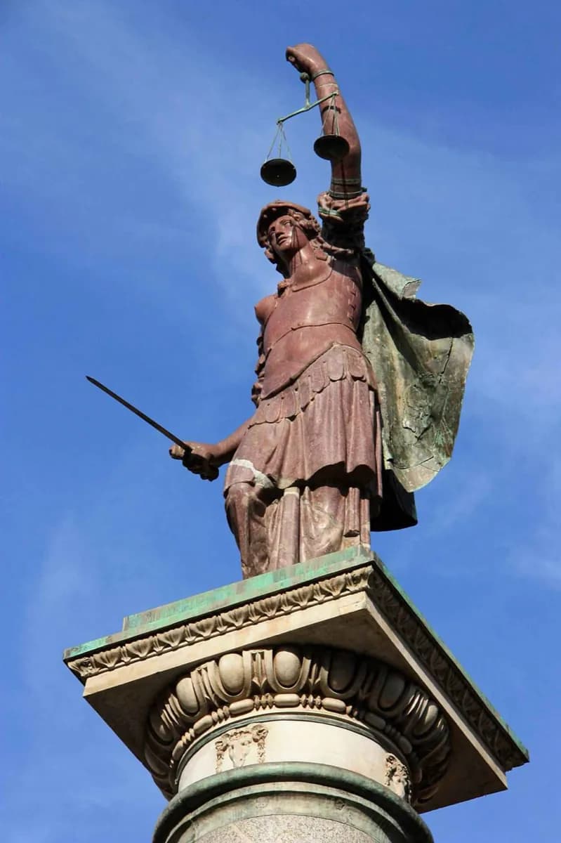 Piazza Santa Trinita · 3