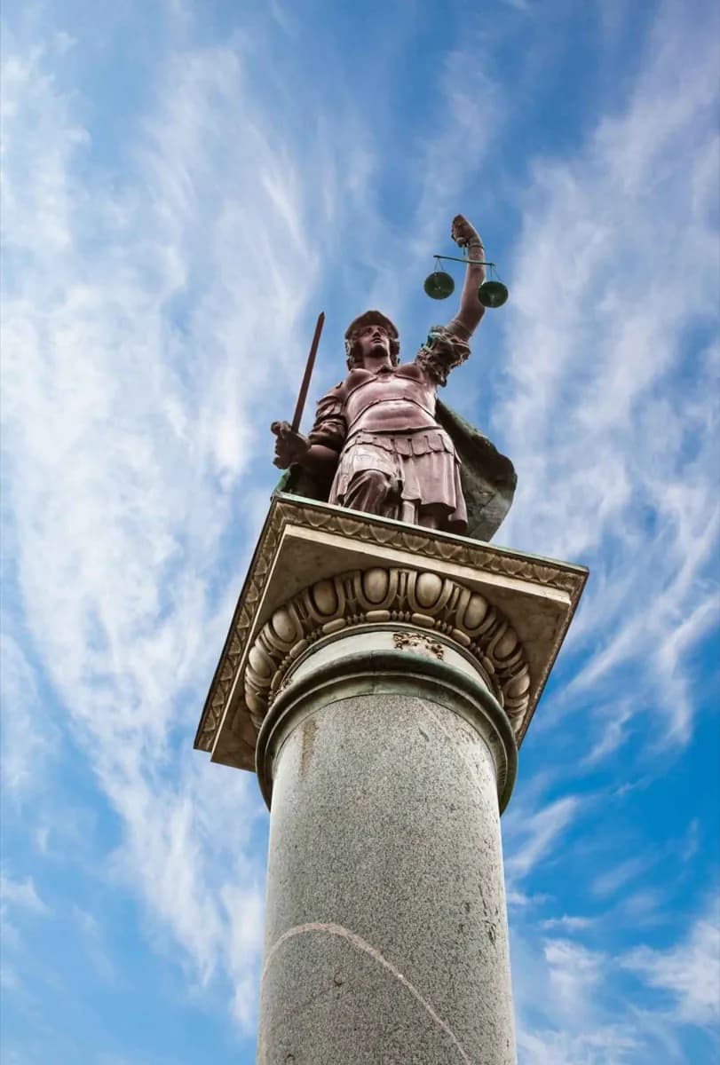 Piazza Santa Trinita · 4