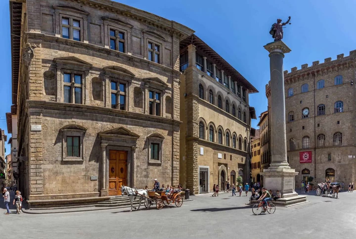 Piazza Santa Trinita · 5