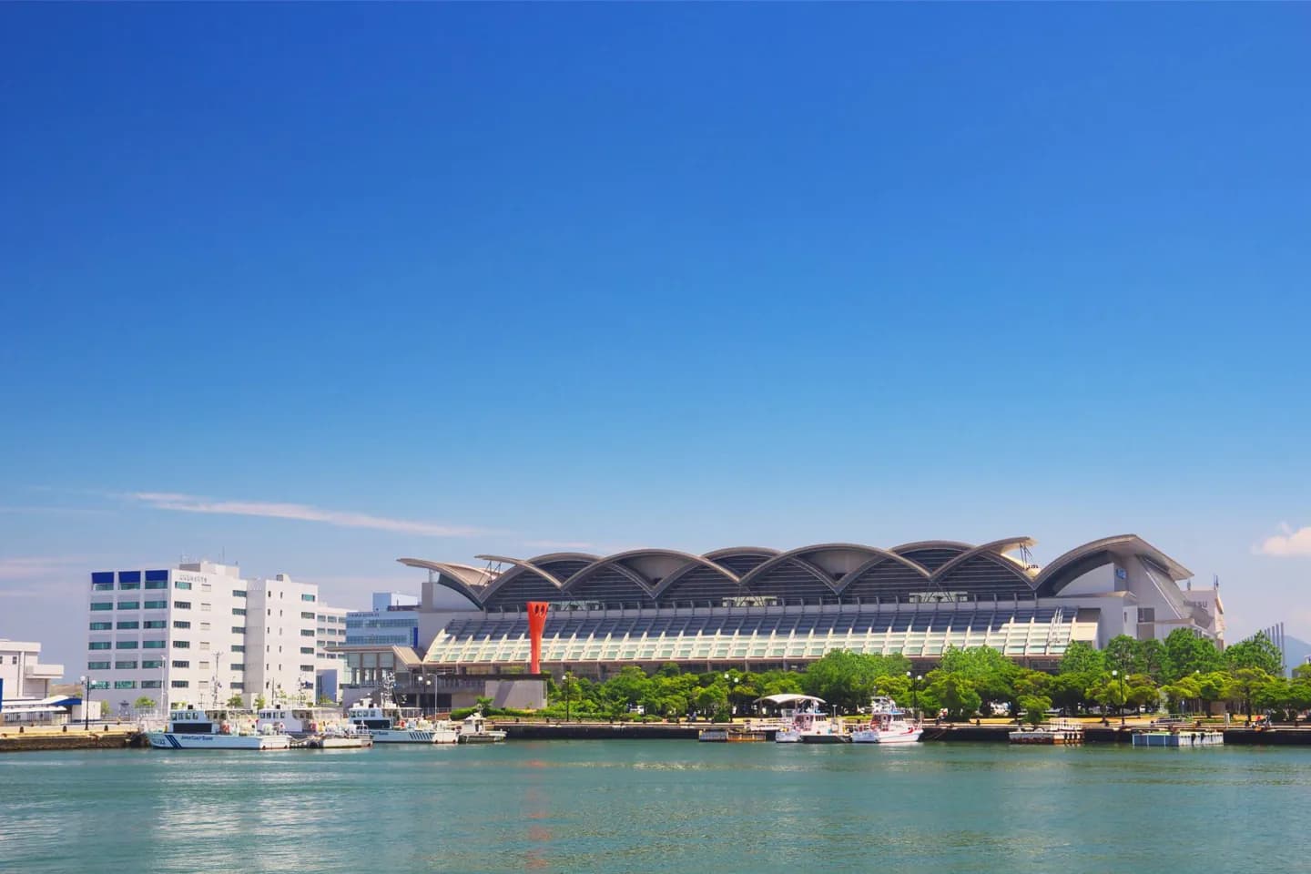 福冈的海湾、山丘和季节 · 2