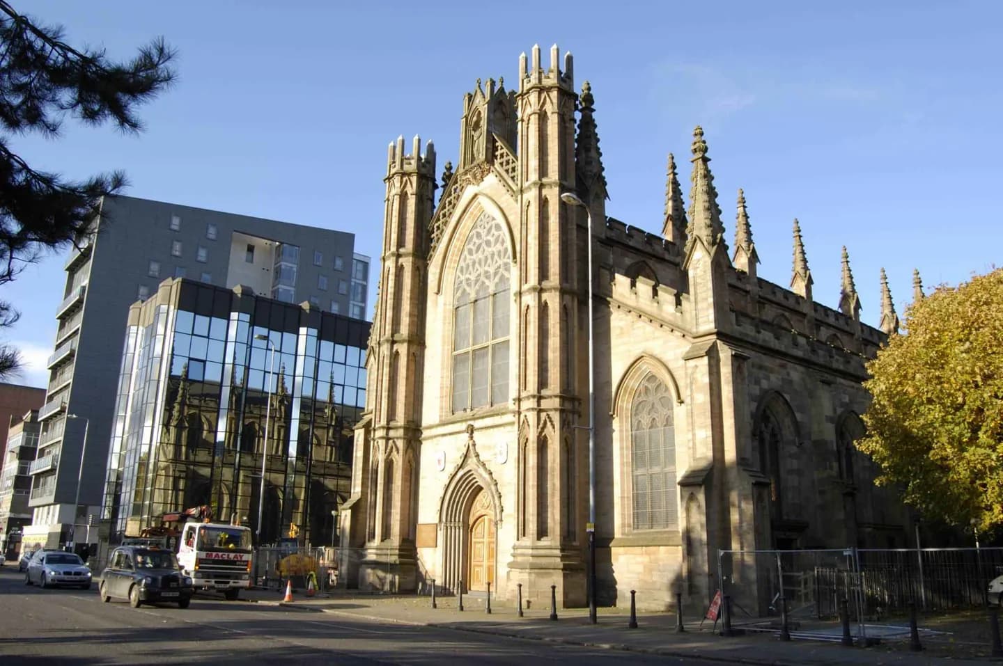 Mit Taxis und privater Vermietung in Glasgow