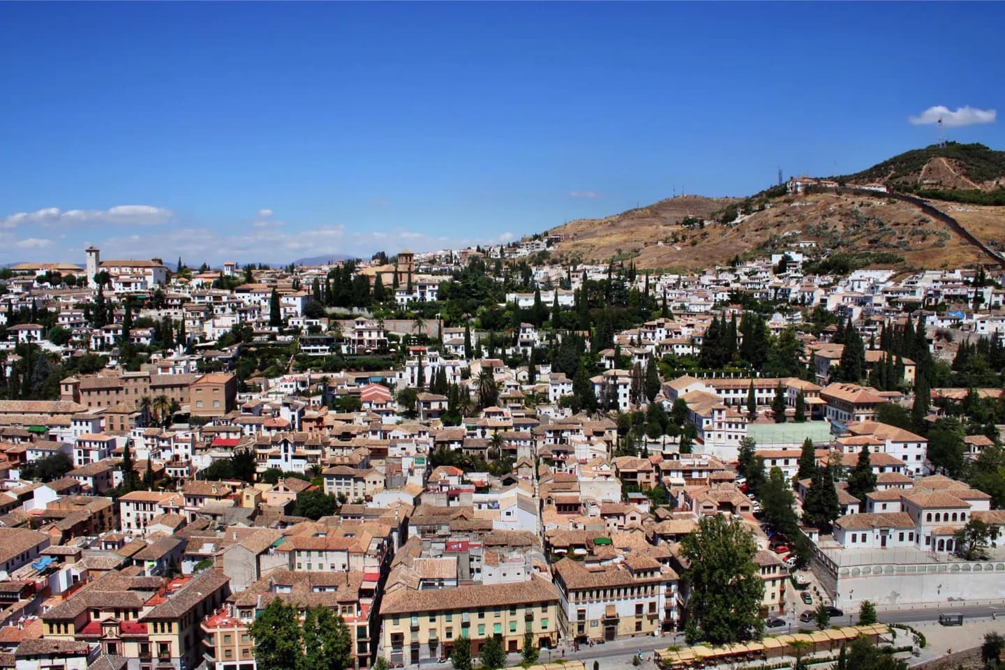 La ville entre collines et montagnes