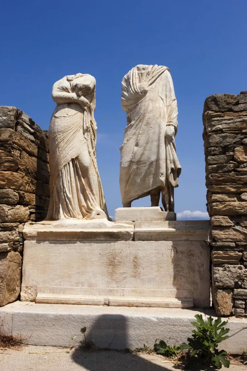 Del Santuario al Puerto Comercial: Delos