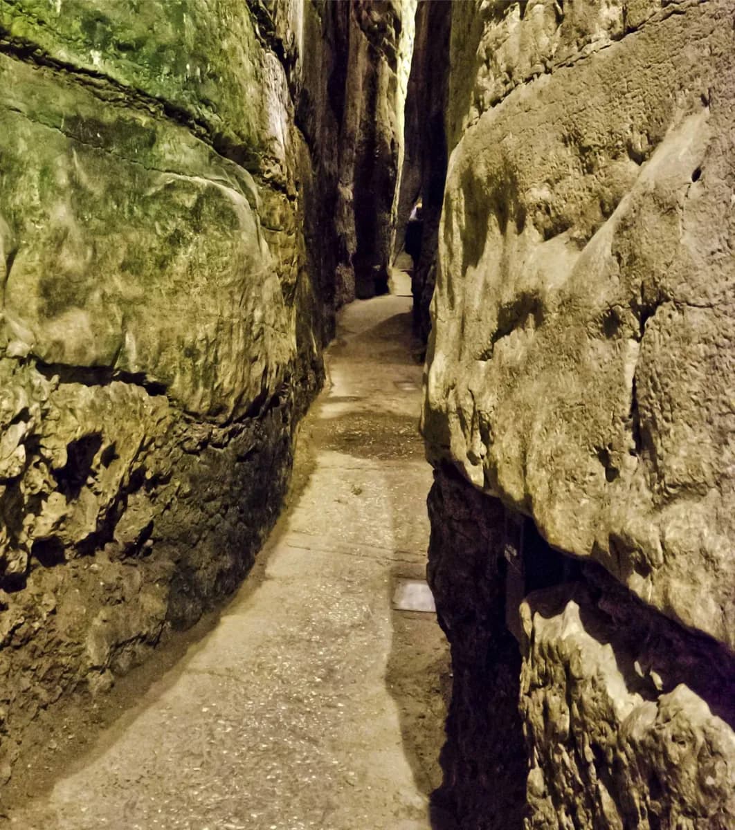 Tunnel der westlichen Mauer: Große Steinroute