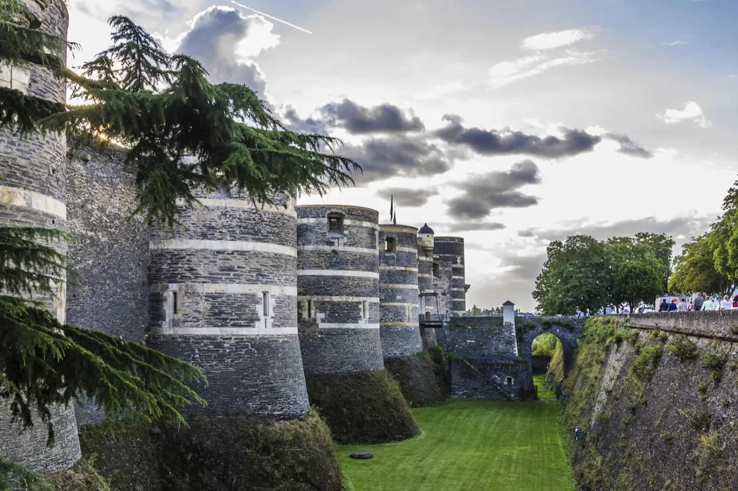 What does Château d’Angers protect? · 2