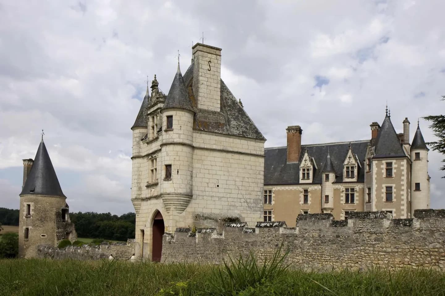 What changed Montpoupon from fortress to residence? · 2