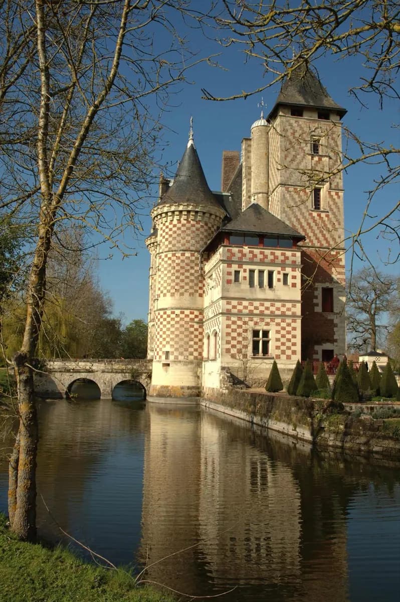 Wie hat das Château des Réaux seinen Namen bekommen? · 2