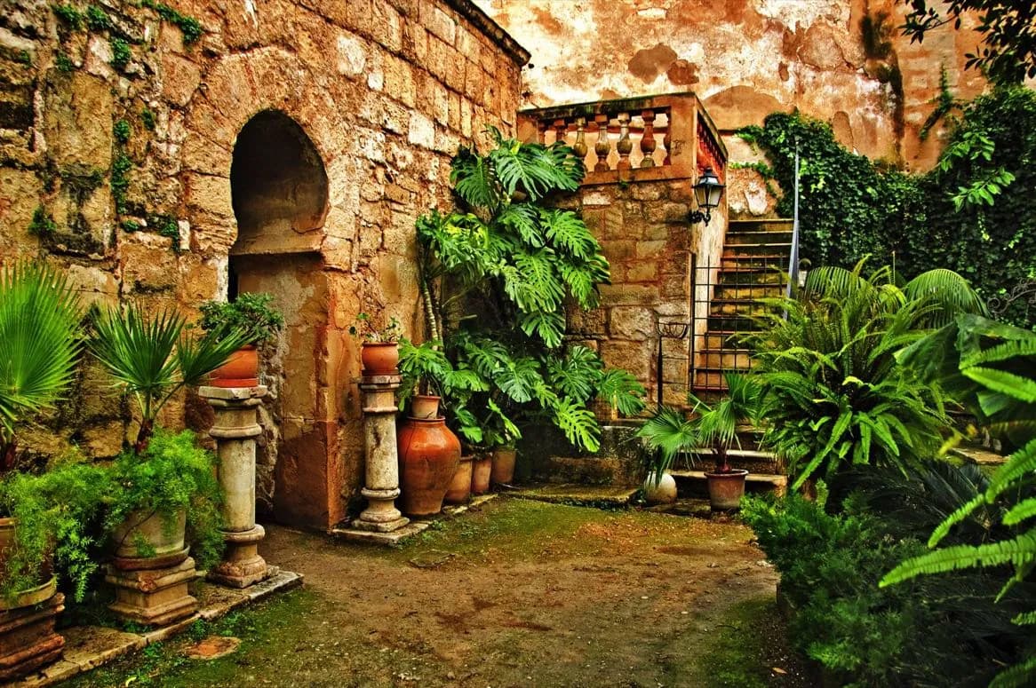 Reading Palma's History in the Old City · 3