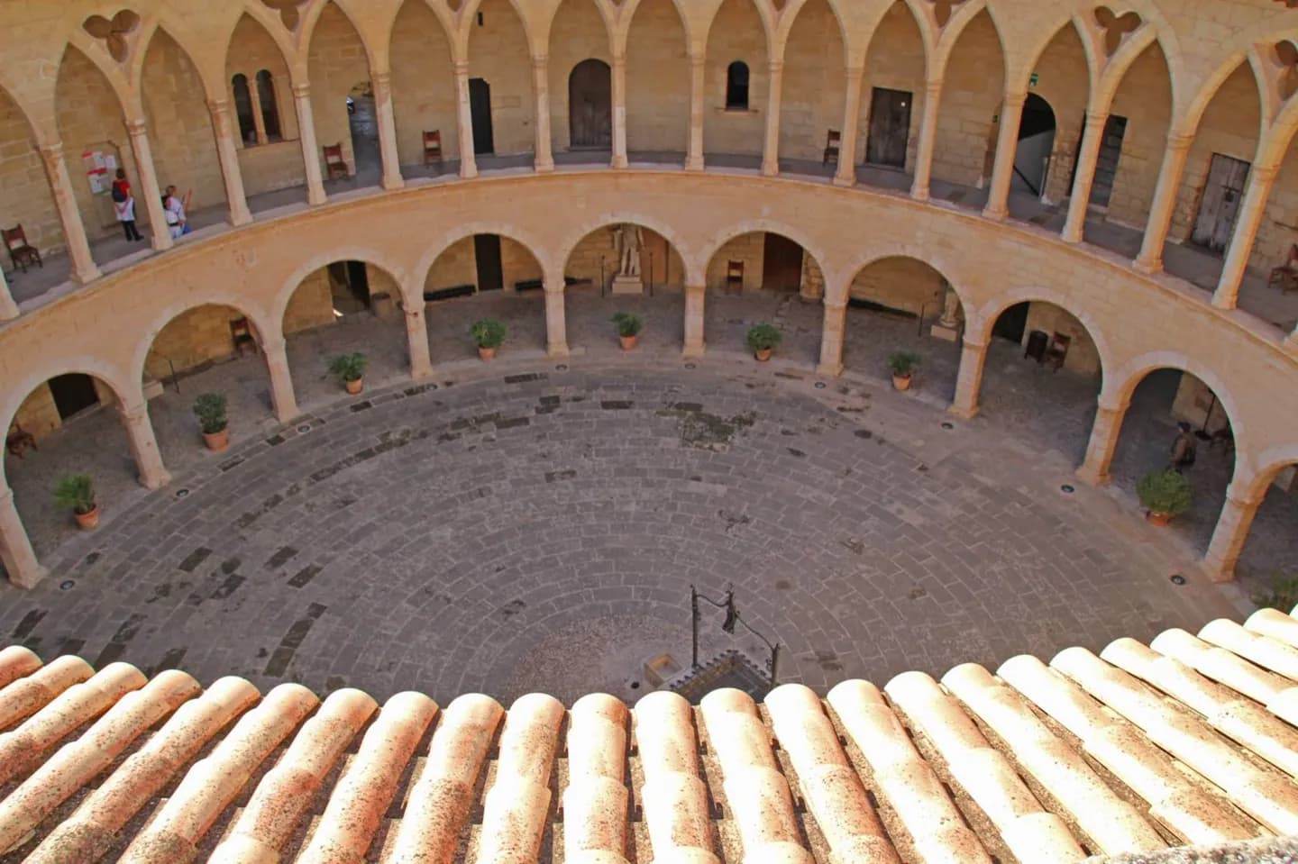 Reading Palma's History in the Old City · 6