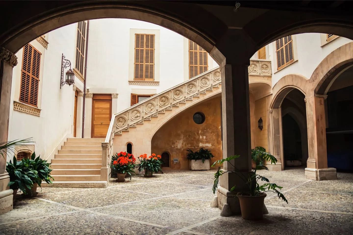 Reading Palma's History in the Old City · 11