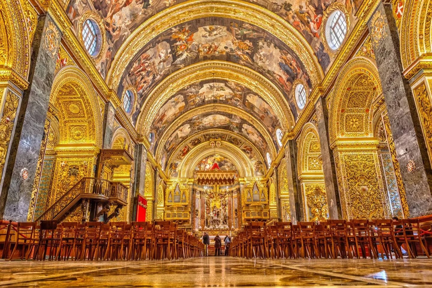 Malta católica: Iglesias, fiestas de santos y vida pública