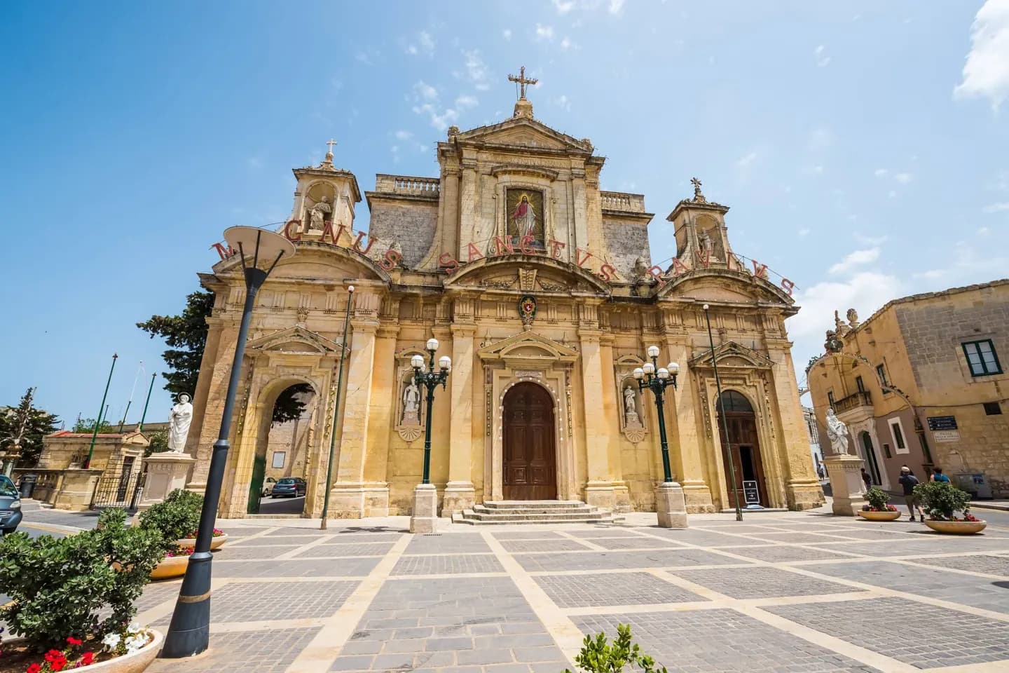 Malta católica: Iglesias, fiestas de santos y vida pública · 2