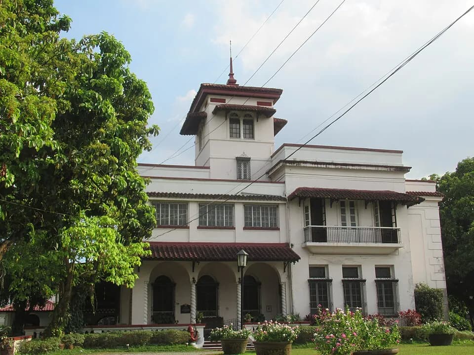 Mira-Nila Heritage House und Bibliothek