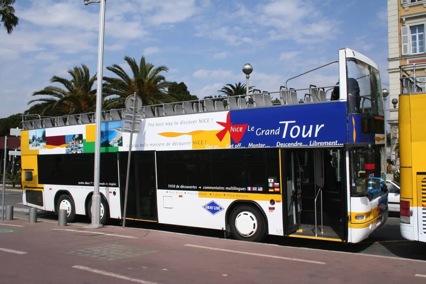 Viajar dentro de la ciudad de Niza usando el transporte público · 2