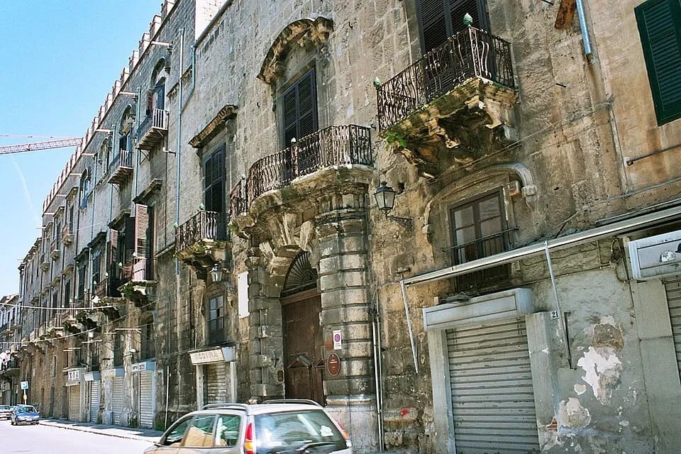 Palazzo Ajutamicristo