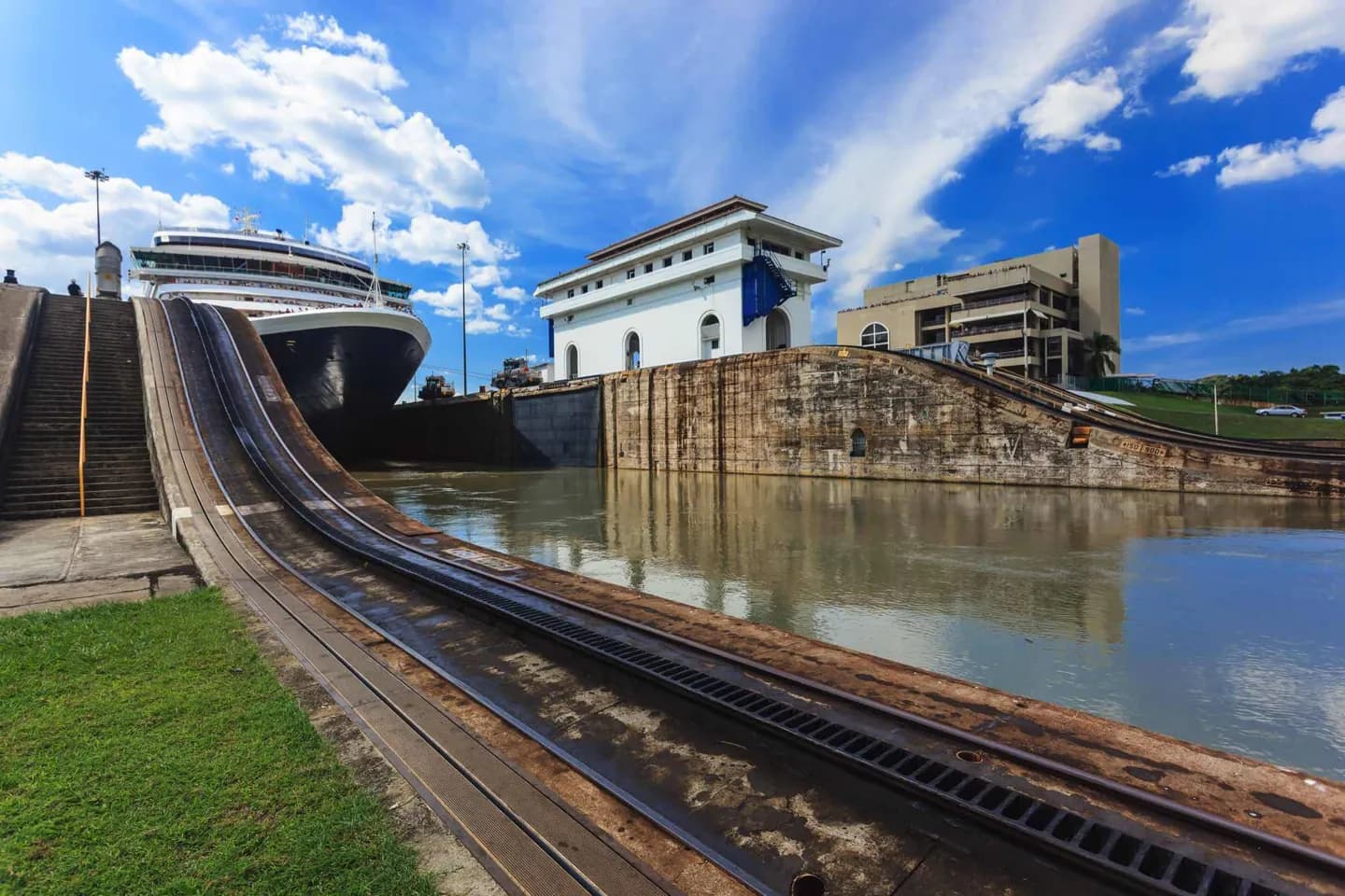 Canal do Panamá e suas paisagens do lado da cidade