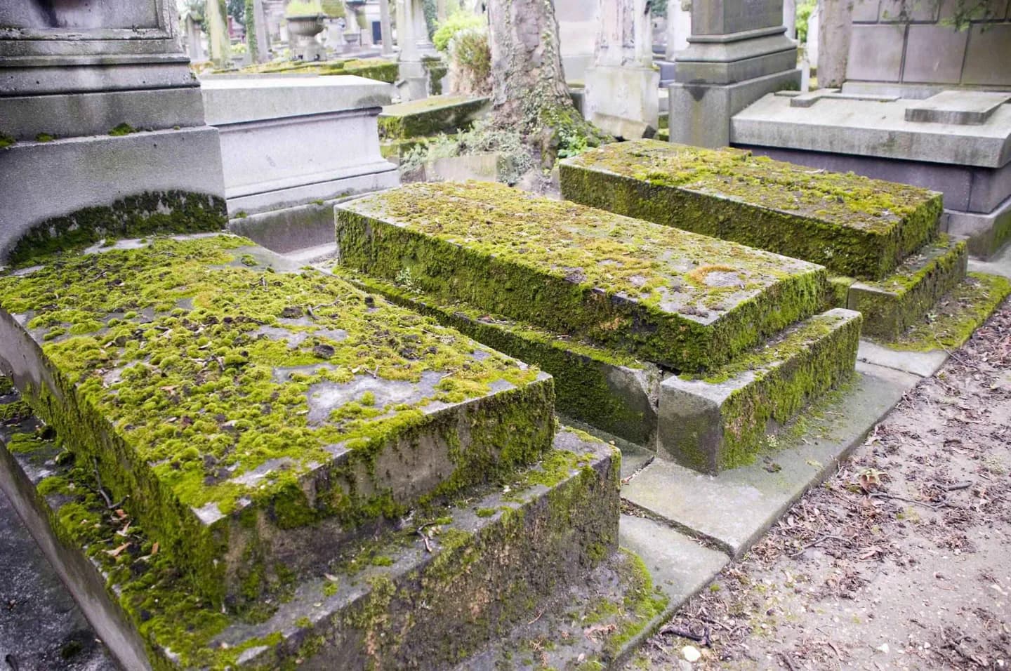 Père Lachaise Cemetery · 3