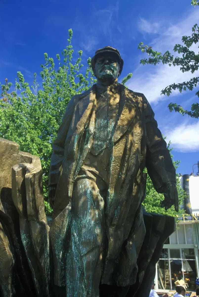 Statue of Lenin · 2