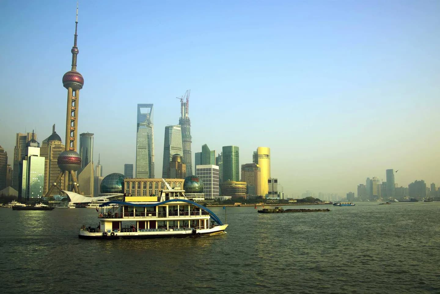 Attraversando l'Huangpu in traghetto