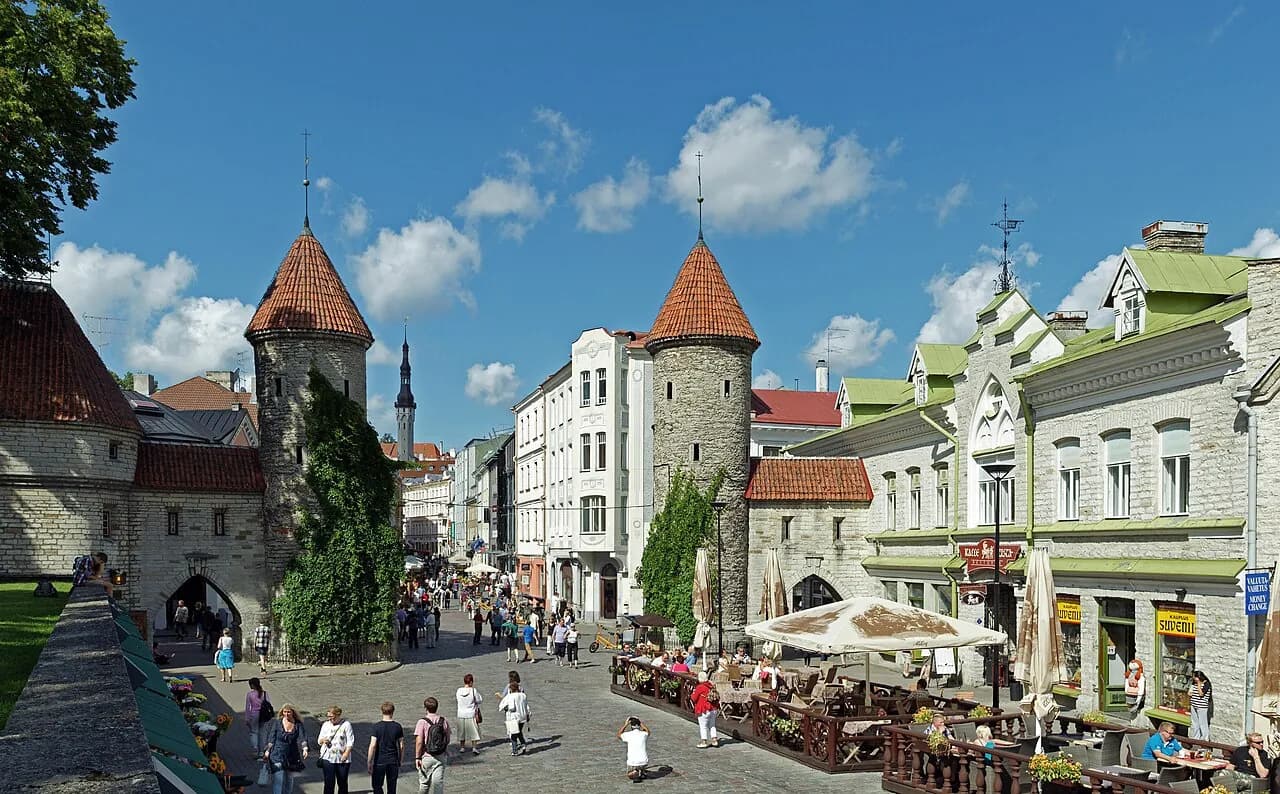 Vicolo nel centro storico della città e viste da Toompea