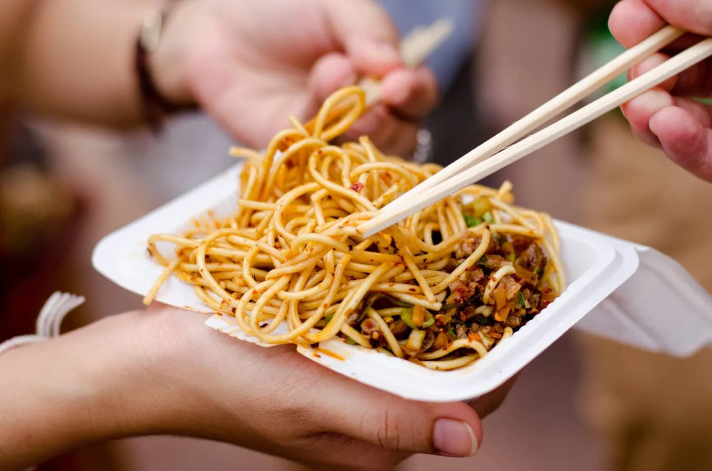 Nudeln und scharf-saure Thai-Suppen