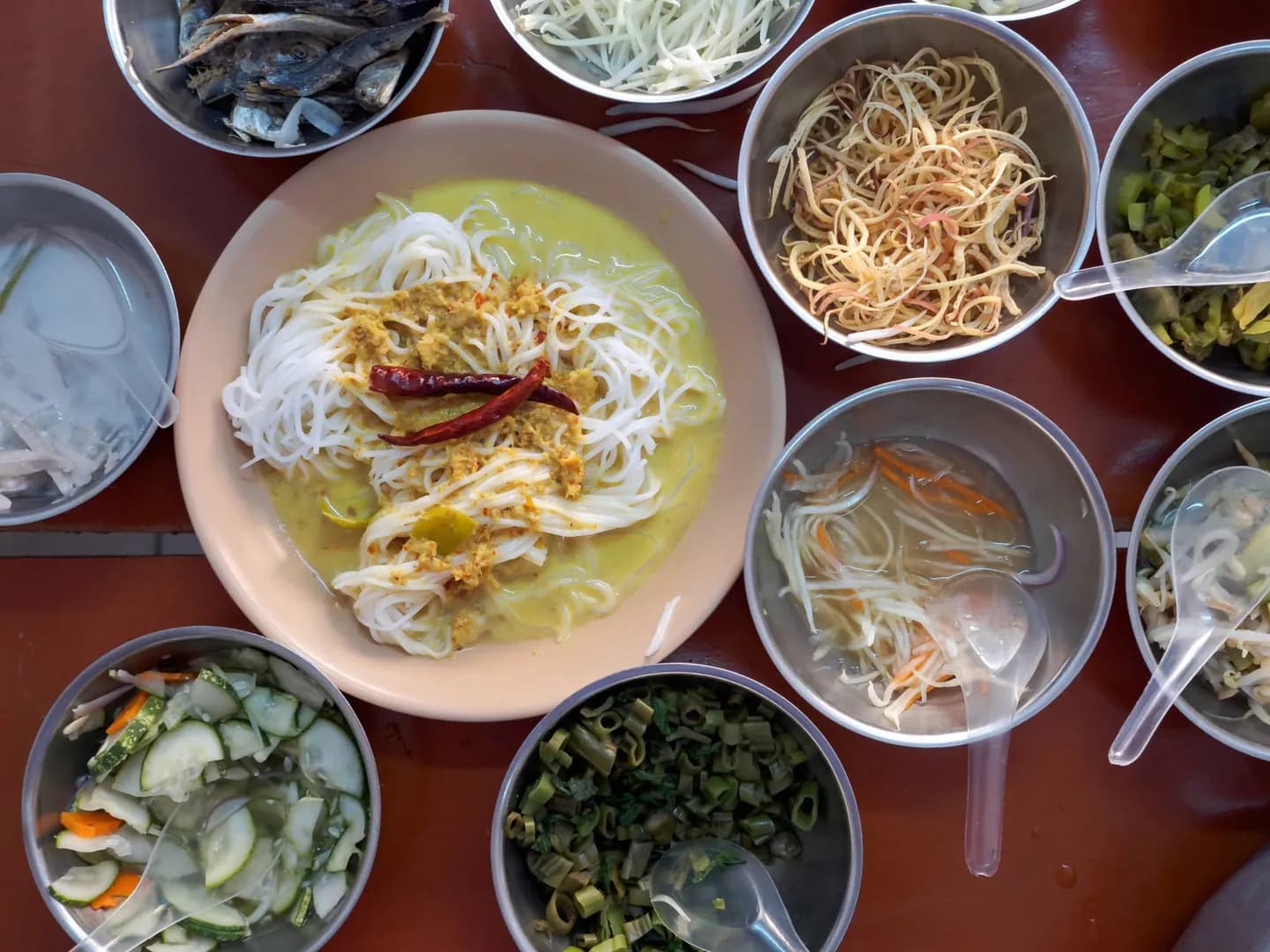 Essen an thailändischen Straßenständen · 2