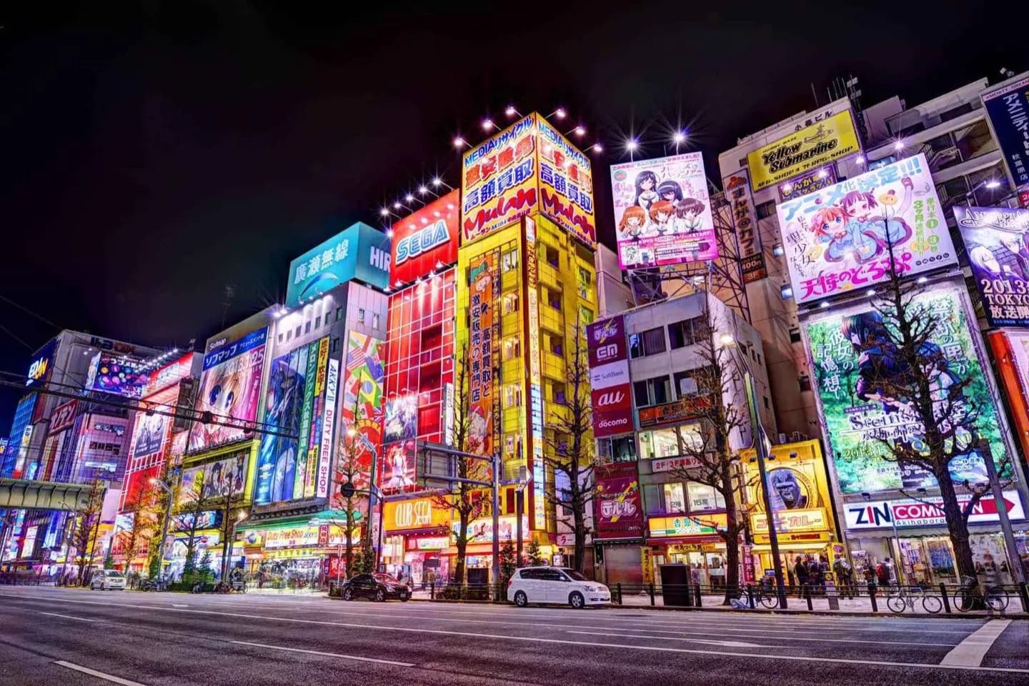秋葉原電気街。 · 3