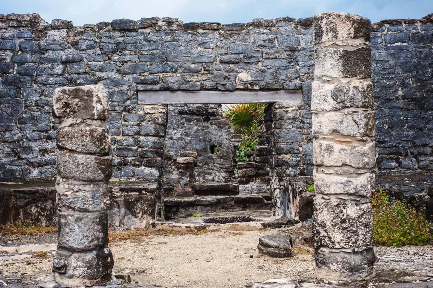 Kleinere Denkmäler rund um El Castillo