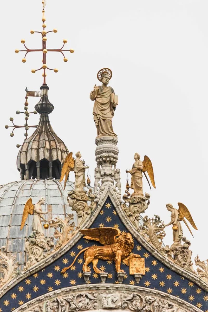 Basilique Saint-Marc à travers le temps · 2