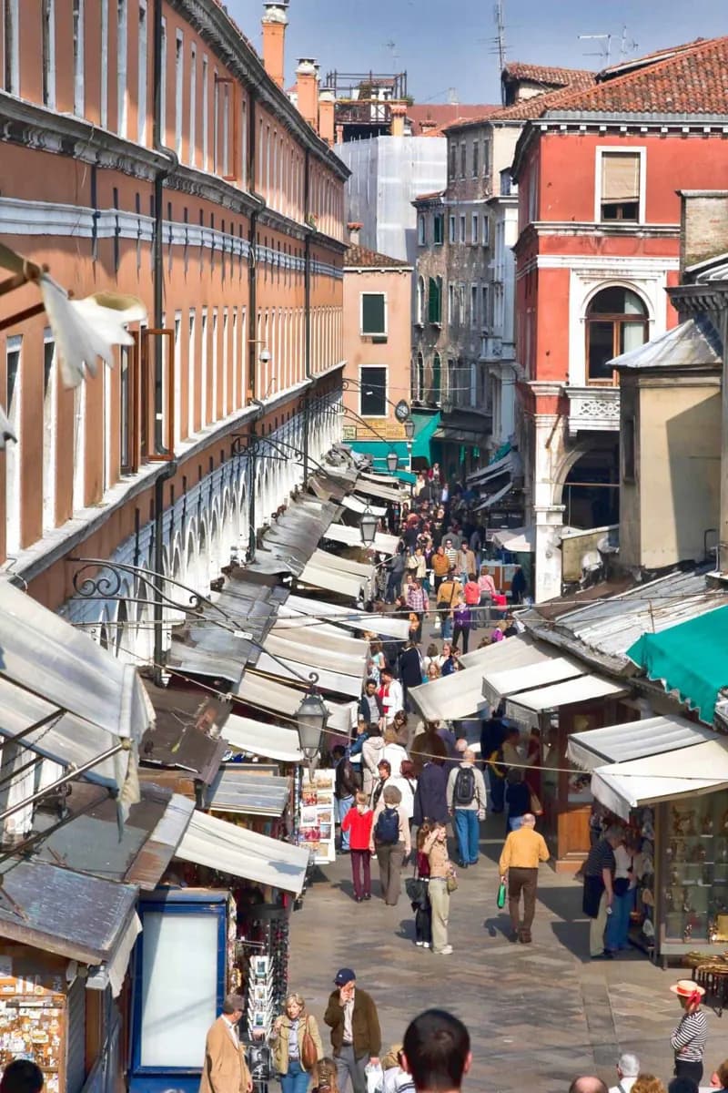 Caminando Bien Por Venecia
