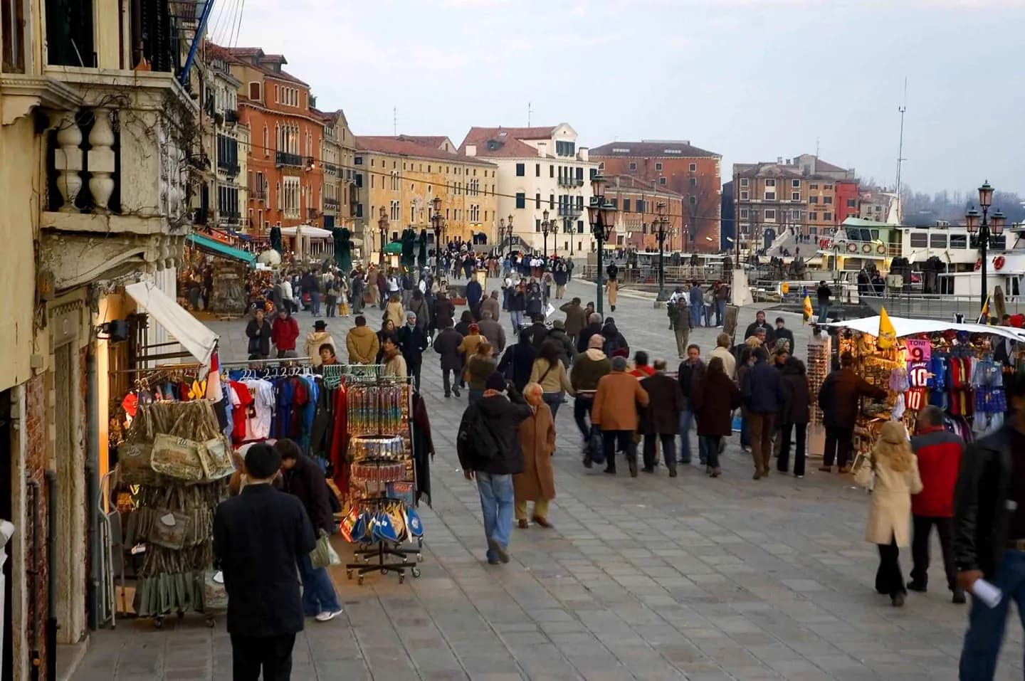 Caminando Bien Por Venecia · 2