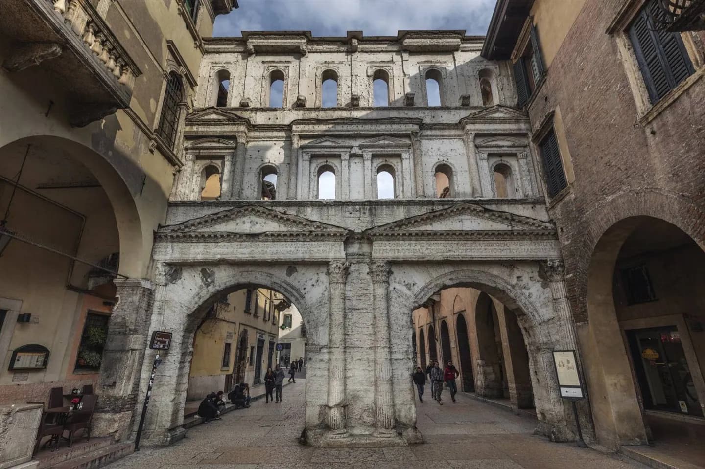 Porta Borsari · 2